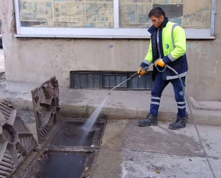 Büyükşehir’den sorunsuz altyapı için ızgara temizliği