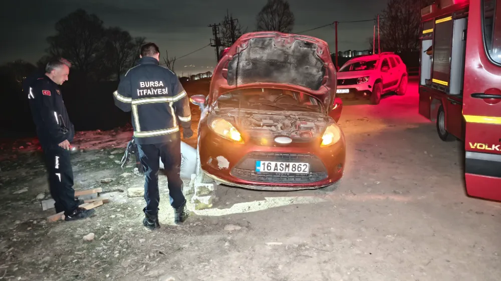 Aracın motor bölümüne giren yavru köpek kurtarıldı!