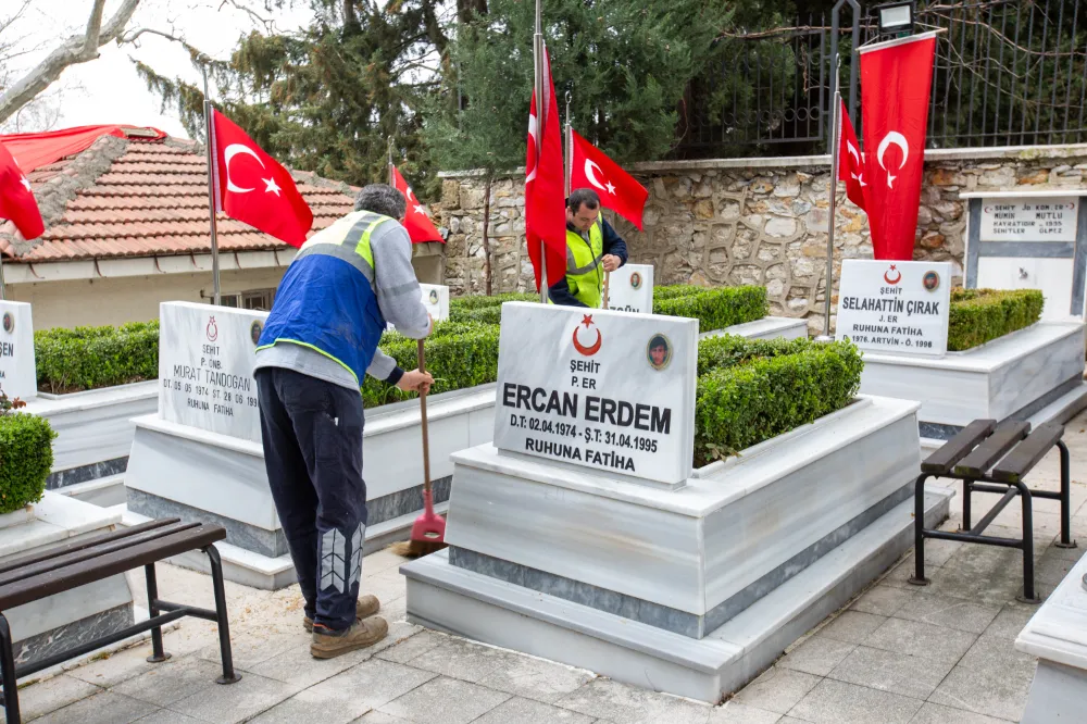 Büyükşehir’den şehitliklerde titiz çalışma