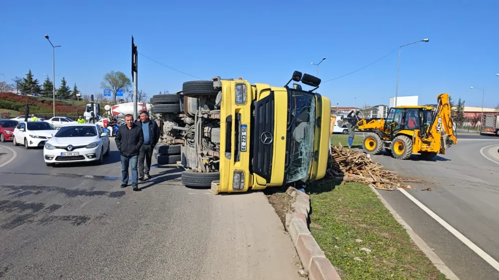 İnegöl’de Virajı Alamayan Kamyon Devrildi: 1 Yaralı