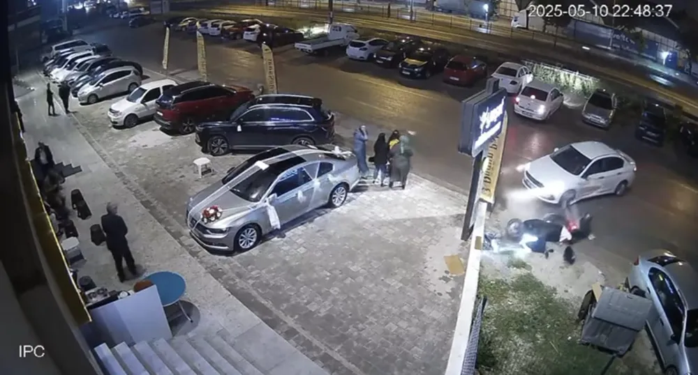 Otomobil ile motosiklet çarpıştı!