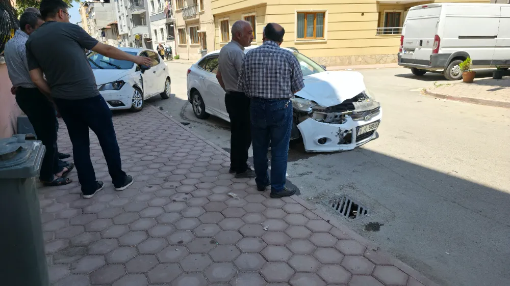 İnegöl Hamidiye Mahallesi’nde İki Otomobil Çarpıştı: 1 Yaralı