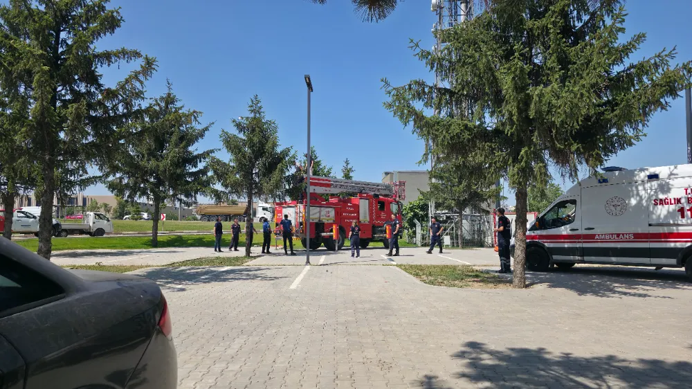 İnegöl’de Baz İstasyonu Direğine Çıkan Genç İndirildi...