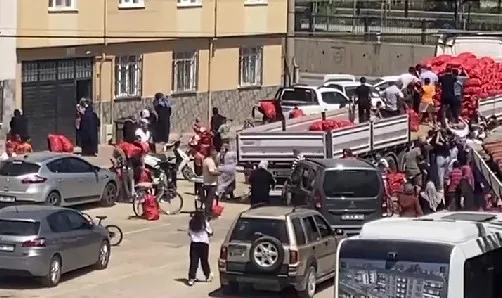 Mesudiye Mahallesi’nde Bir Tır Dolusu Soğan Dağıttı!