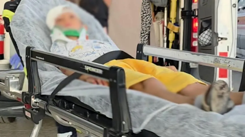 Sitenin demir kapısı 5 yaşındaki çocuğun üzerine düştü!
