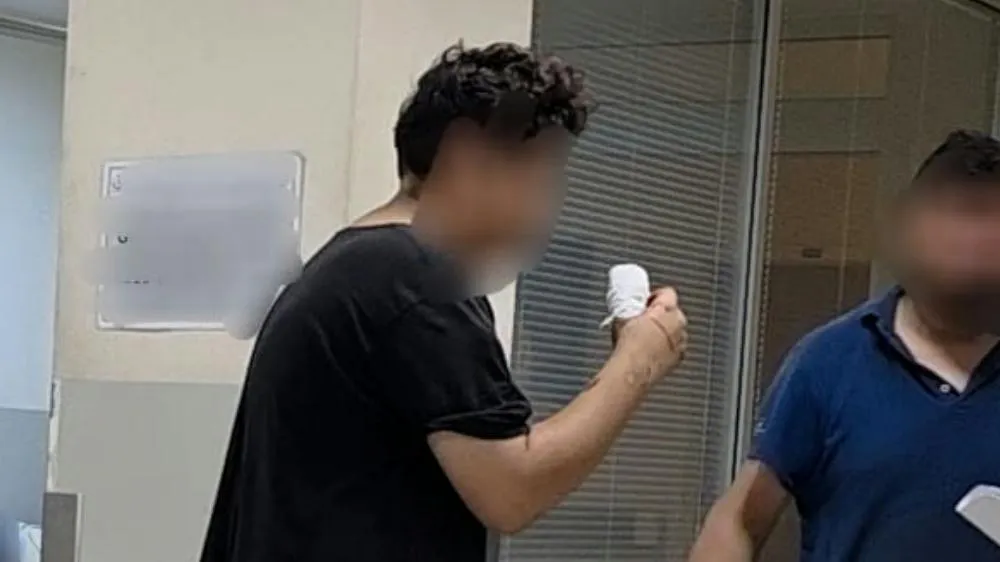 Motosikletine bakım yaparken parmağını zincire kaptırdı!