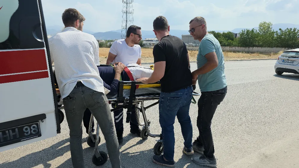 Otomobil ile motosiklet çarpıştı! 