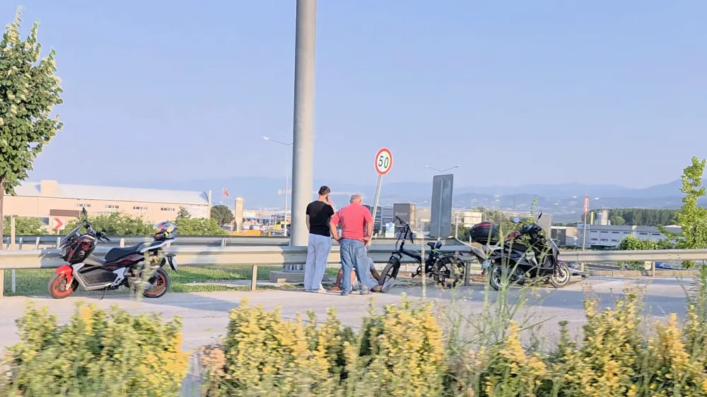 Servis minibüsünün sıkıştırdığı bisikletli kaza yaptı