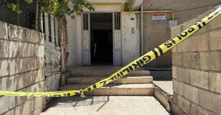 Benzin döküp kızını yaktı!