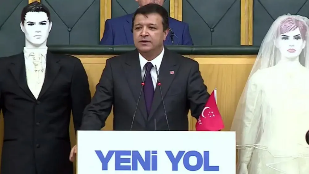 Saadet Partisi evlilik masraflarını maket-gelin damatla protesto etti!