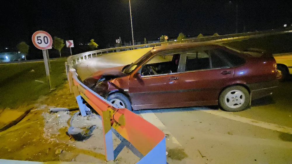Yeniceköy köprülü kavşağında otomobil bariyerlere çarptı