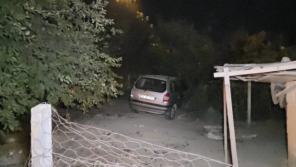 İnegöl’de İki Otomobil Çarpıştı: Araç Bahçeye Girdi