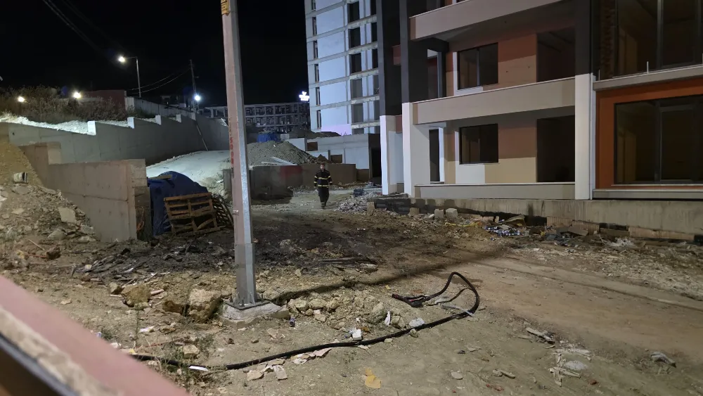  İnşaat Önünde Çöp Yakan Bekçi Mahalleliyi Ayağa Kaldırdı