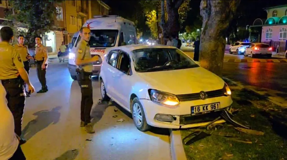 Kamyonete arkadan çarpan otomobil sürücüsü yaralandı