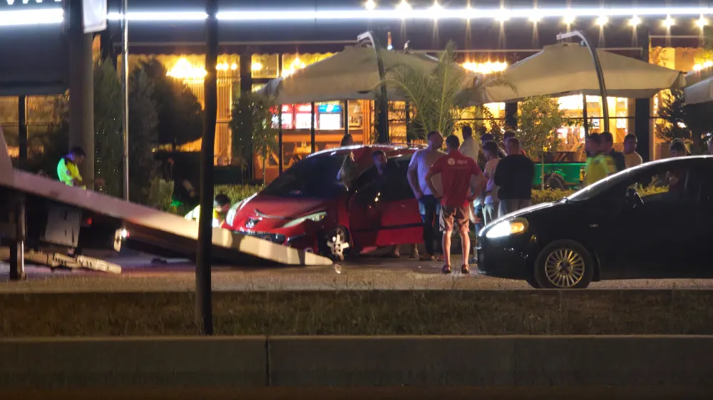 İnegöl girişinde kaldırıma çarpan otomobil yan yattı!