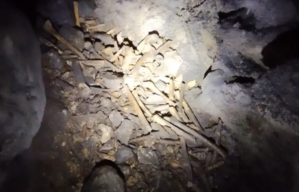 İnegöllü doğa gezgini Ömer Cabir girdiği mağarada insan kemikleri ile karşılaştı