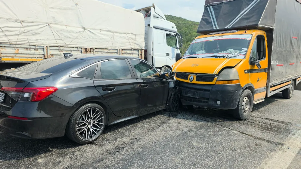 İnegöl-Yenişehir Yolunda Kafa Kafaya Çarpışma: 6 Yaralı