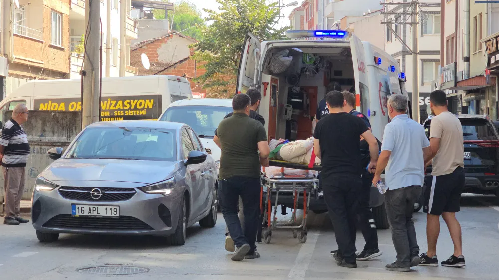 Kontrolsüz açılan araç kapısı motosikletliyi yaraladı!