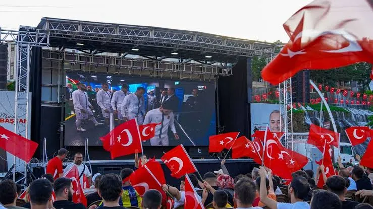 İnegöl’de Milli Maç Heyecanı Dev Ekranda