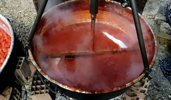 İnegöl’de Salça Yaparken Elini Makineye Kaptıran Kadının 4 Parmağı Koptu