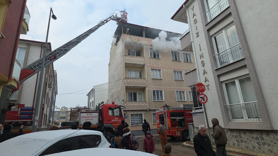 İnegöl’de Korku Dolu Anlar: 4 Katlı Binayı Duman Sardı