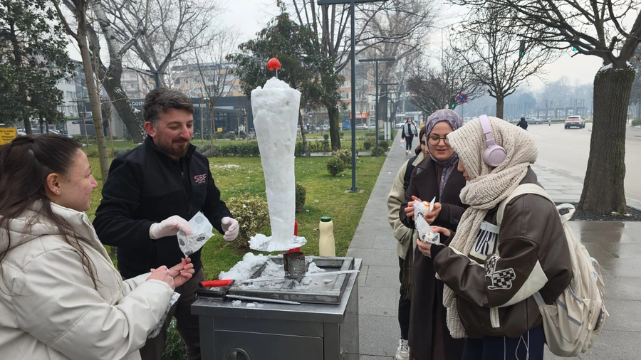 İnegöl’de Karla Yapılan Döner Sosyal Medyada Gündem Oldu
