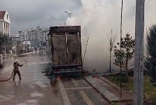 İnegöl’de park halindeki tır alev aldı: Duman gökyüzünü kapladı
