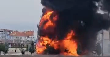 İnegöl’de park halindeki tır alev aldı: Duman gökyüzünü kapladı