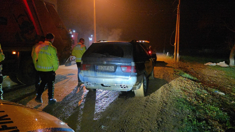 İnegöl'de polisin dur ihtarına uymayan sürücü kaza yaptı