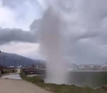 İnegöl’de ana su hattı patladı: Tonlarca su boşa aktı