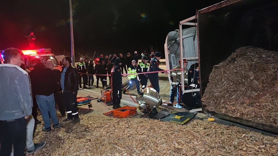 İnegöl’de Talaş Yüklü TIR Devrildi: Sürücü Hayatını Kaybetti