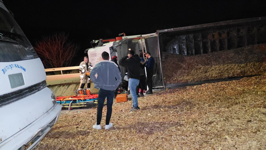 İnegöl’de Talaş Yüklü TIR Devrildi: Sürücü Hayatını Kaybetti