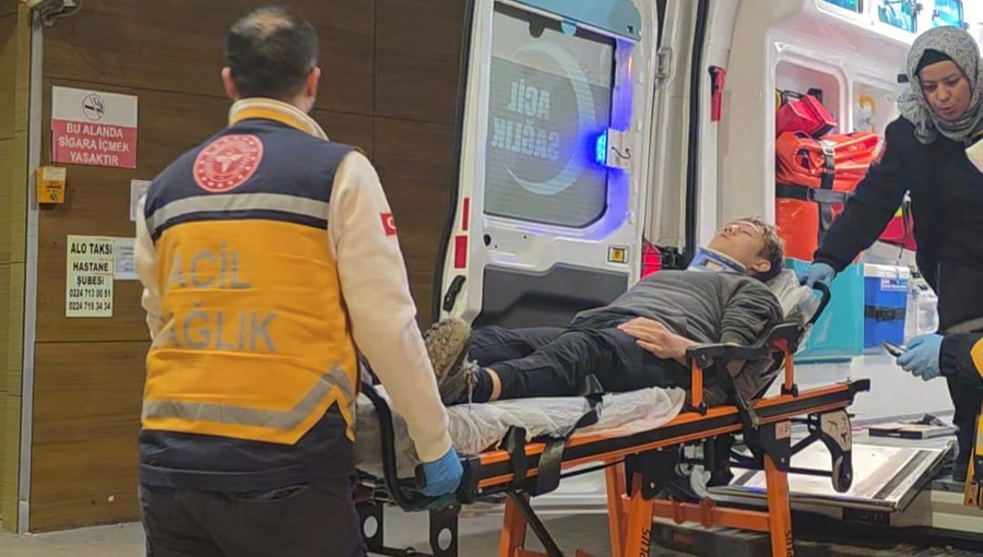 İnegöl’de Feci Kaza: Kontrolden Çıkan Otomobil Park Halindeki Araçlara Çarptı, 8 Yaralı