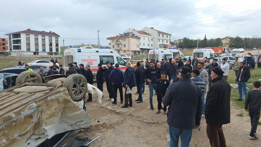İnegöl’de Feci Kaza: Kontrolden Çıkan Otomobil Park Halindeki Araçlara Çarptı, 8 Yaralı