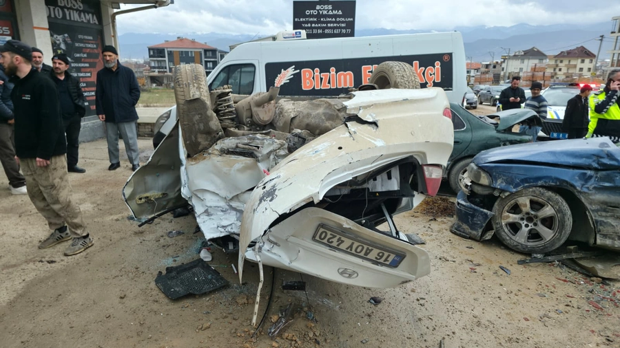 İnegöl’de Feci Kaza: Kontrolden Çıkan Otomobil Park Halindeki Araçlara Çarptı, 8 Yaralı