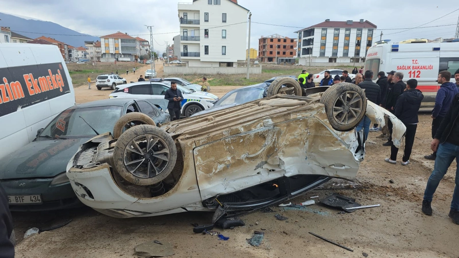 İnegöl’de Feci Kaza: Kontrolden Çıkan Otomobil Park Halindeki Araçlara Çarptı, 8 Yaralı