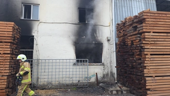 İnegöl’de Kereste Deposunda Yangın: Müdahale Eden İş Yeri Sahibi Yaralandı