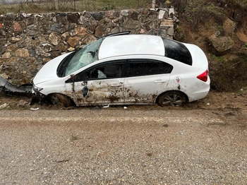 İnegöl’de Otomobil İstinat Duvarına Çarptı: 4 Yaralı