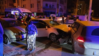 İnegöl’de Kavşakta Korkutan Kaza: 3 Araç Birbirine Girdi