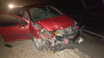 İnegöl Mezitler Boğazı’nda Kaza: Otomobil Refüje Çarptı, 3 Kişi Yaralandı