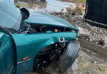 İnegöl’de Feci Kaza: Otomobil Reklam Panosuna Çarptı, 1 Ölü 2 Yaralı