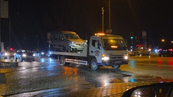 İnegöl’de Hafif Ticari Araç Ağaçlık Alana Savruldu: 2 Yaralı
