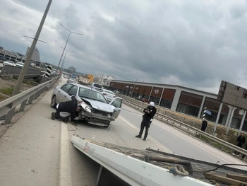 İnegöl’de İki Otomobil Çarpıştı: 2 Sürücü Yaralandı