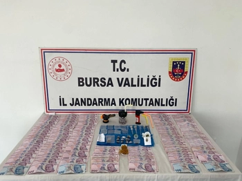 Bursa’da Uyuşturucu Operasyonu: Araçtaki Zuladan Çok Sayıda Madde Çıktı