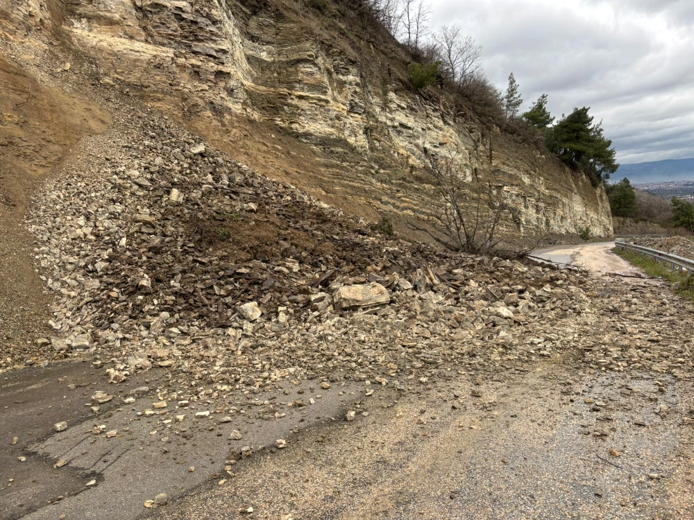 İnegöl’de Toprak Kayması: Yol Trafiğe Kapandı