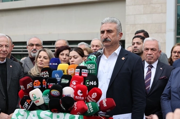 Bozbey’in gözaltına alınmasına Bursa’da protesto; ‘Seçildiği gün operasyon yapılması kabul edilemez’