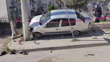 İnegöl’de Park Halindeki Otomobil Hareket Etti: 2’si Çocuk 3 Kişi Yaralandı