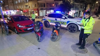 İnegöl’de İki Motosiklet Çarpıştı: Sürücüler Yaralandı..