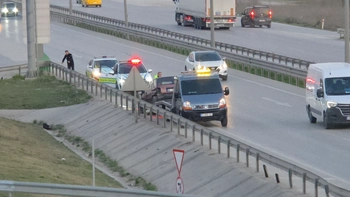 İnegöl Yenice Köprülü Kavşak’ta Kaza: Otomobil Bariyerlere Çarptı