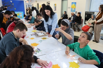 Aynı gökyüzü altında gülümsediler